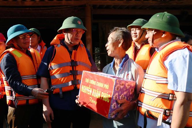 Phó Thủ tướng Vương Đình Huệ thăm hỏi, động viên nhân dân vùng lũ Hà Tĩnh