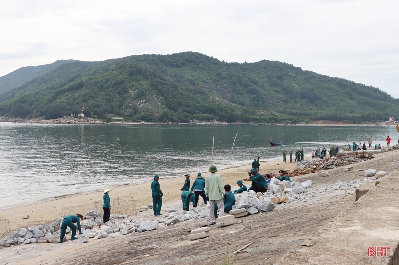 Chủ tịch UBND tỉnh Võ Trọng Hải kiểm tra khắc phục sạt lở kè biển Cẩm Nhượng