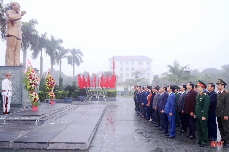 Lãnh đạo Hà Tĩnh dâng hương tưởng nhớ Chủ tịch Hồ Chí Minh
