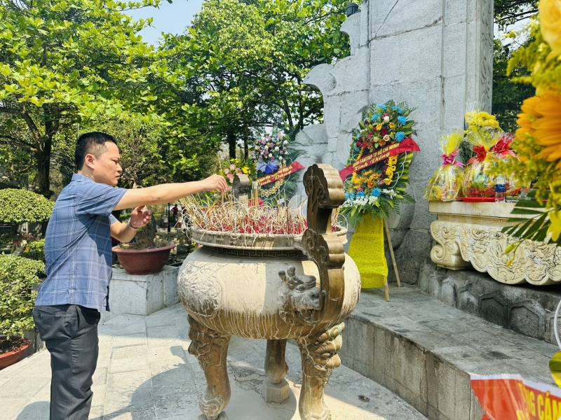 Đảng uỷ, Chi đoàn Sở Tài chính dâng hương tại Nghĩa trang liệt sỹ Quốc gia Trường Sơn, Đường 9 tại tỉnh Quảng Trị 