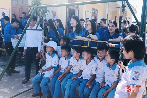 Tuổi trẻ ngành Tài chính tặng 4 khu vui chơi cho trẻ em Hà Tĩnh