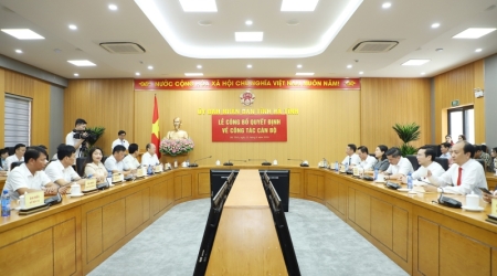 UBND tỉnh Hà Tĩnh công bố các quyết định về công tác cán bộ